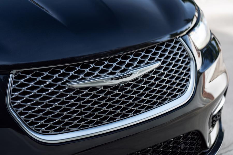 Логотип Chrysler Pacifica Pinnacle AWD (RU) 2020 года  (фото 11 из 82)
